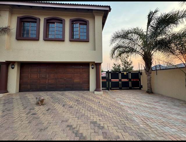 3 BEDROOM TOWNHOUSE FOR SALE IN AERORAND